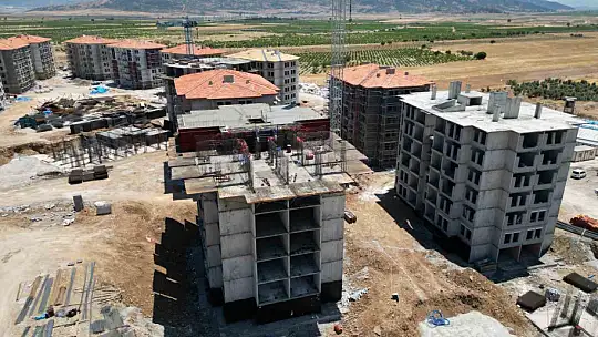 İslahiye'de bir yandan yıkım bir yandan inşaat sürüyor