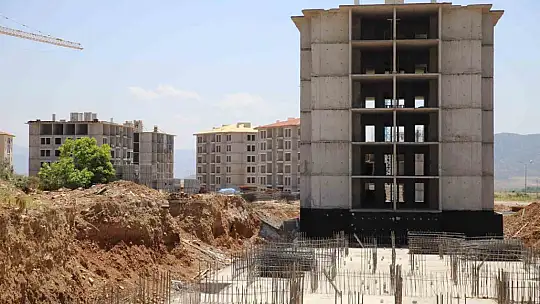 İslahiye'de depremzedeler için yapılan kalıcı konutlar hızla yükseliyor