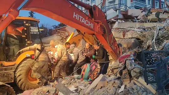 İslahiye'de enkazdan 4 yaşındaki çocuk sağ olarak çıkarıldı