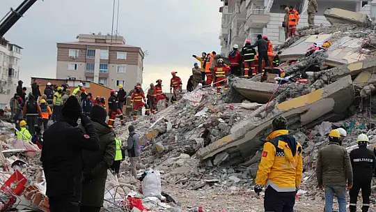 İspanyol ekip 106 saat sonra 2 çocuğu, 108 saat sonra çocukların annesini kurtardı