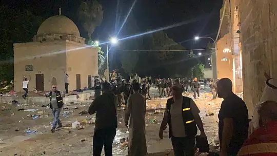 İsrail güçlerinden Mescid-i Aksa'da ses bombalı ve plastik mermili saldırı: 10 yaralı