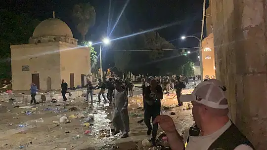 İsrail güçlerinden Mescid-i Aksa'da ses bombalı ve plastik mermili saldırı: 10 yaralı