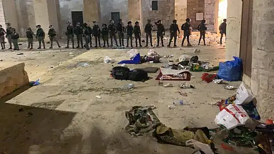 İsrail güçlerinden Mescid-i Aksa'da ses bombalı ve plastik mermili saldırı: 10 yaralı