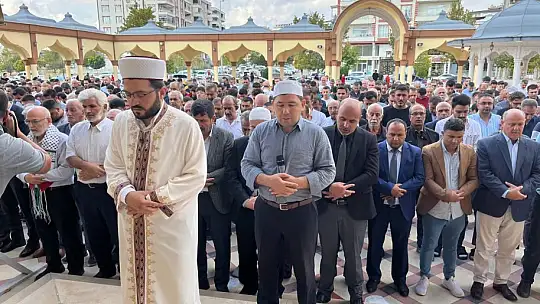 İsrail saldırısında hayatını kaybeden Filistinliler için gıyabi cenaze namazı