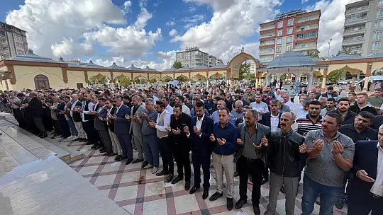 İsrail saldırısında hayatını kaybeden Filistinliler için gıyabi cenaze namazı