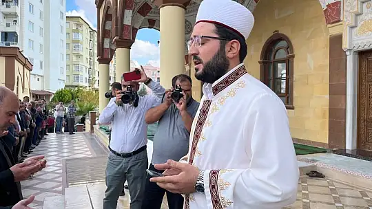 İsrail saldırısında hayatını kaybeden Filistinliler için gıyabi cenaze namazı