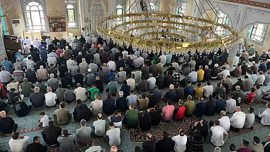 İsrail saldırısında hayatını kaybeden Filistinliler için gıyabi cenaze namazı