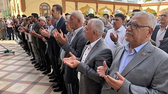 İsrail saldırısında hayatını kaybeden Filistinliler için gıyabi cenaze namazı