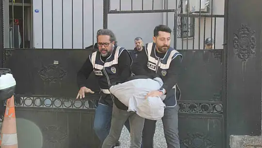 İzmir'de çocuğunun boynuna bıçak dayayan baba tutuklandı