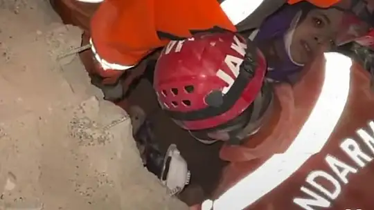 JAK timleri 9 yaşındaki Zeynep'i 31 saat sonra böyle kurtardı