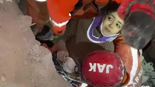 JAK timleri 9 yaşındaki Zeynep'i 31 saat sonra böyle kurtardı