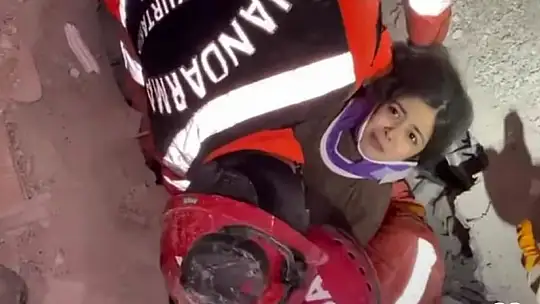 JAK timleri 9 yaşındaki Zeynep'i 31 saat sonra böyle kurtardı