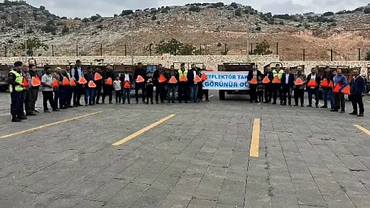 Jandarma 86 traktör sürücüsüne reflektif yelek dağıttı