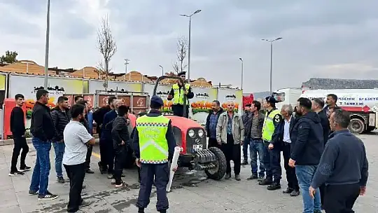 Jandarma 86 traktör sürücüsüne reflektif yelek dağıttı