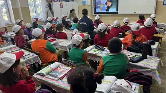 Jandarma çocuk hakları gününde çocukları yalnız bırakmadı