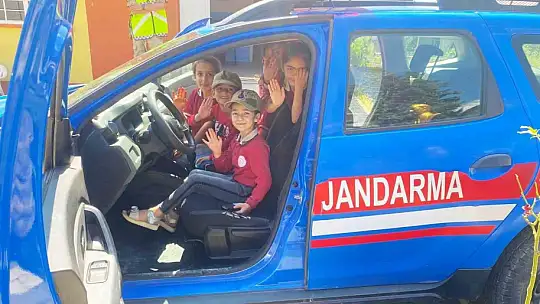 Jandarma depremzede öğrencileri okullarında ziyaret etti