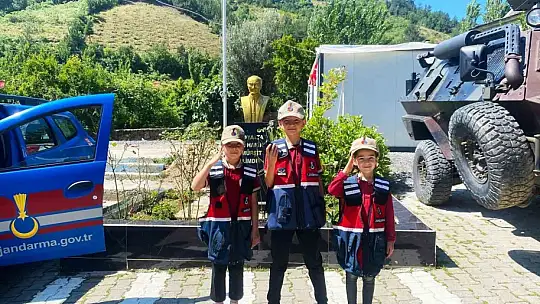 Jandarma depremzede öğrencileri okullarında ziyaret etti