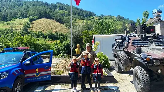 Jandarma depremzede öğrencileri okullarında ziyaret etti