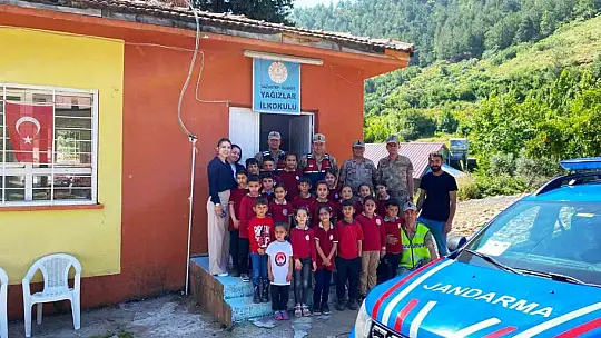 Jandarma depremzede öğrencileri okullarında ziyaret etti