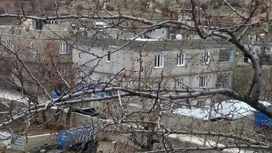Jandarma kapısında nöbet tutuyor