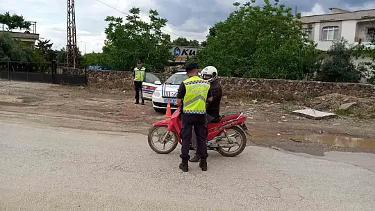 Jandarma okul servis araçları ve motosiklet sürücülerini denetledi