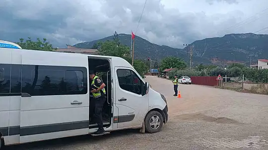 Jandarma okul servis araçları ve motosiklet sürücülerini denetledi