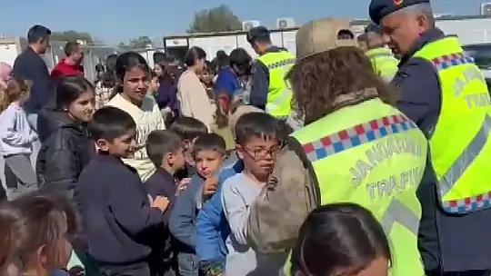 Jandarmadan depremzede çocuklara trafik eğitimi