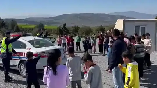 Jandarmadan depremzede çocuklara trafik eğitimi