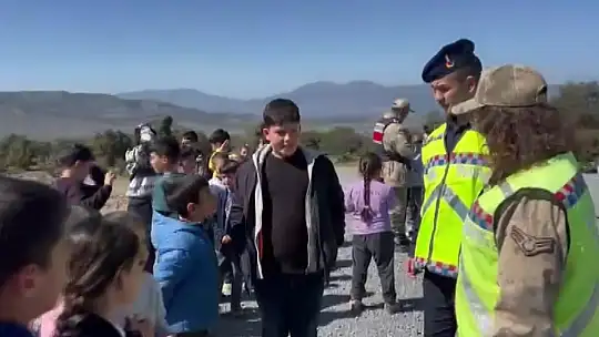 Jandarmadan depremzede çocuklara trafik eğitimi