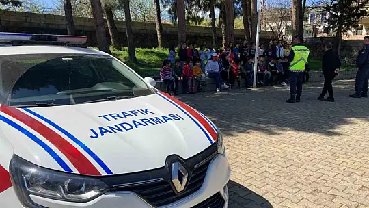 Jandarmadan ilkokul öğrencilerine temel trafik eğitimi