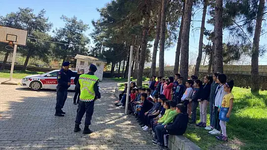 Jandarmadan ilkokul öğrencilerine temel trafik eğitimi
