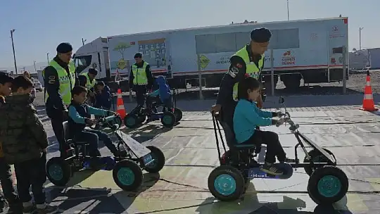 Jandarmadan mobil eğitim aracı ile öğrenci ve vatandaşlara trafik eğitimi