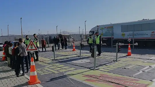 Jandarmadan mobil eğitim aracı ile öğrenci ve vatandaşlara trafik eğitimi