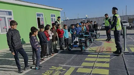 Jandarmadan mobil eğitim aracı ile öğrenci ve vatandaşlara trafik eğitimi