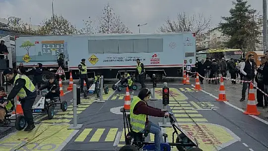 Jandarmadan mobil eğitim aracı ile öğrenci ve vatandaşlara trafik eğitimi