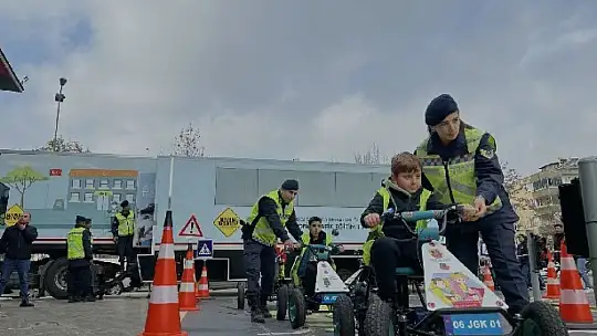 Jandarmadan mobil eğitim aracı ile öğrenci ve vatandaşlara trafik eğitimi