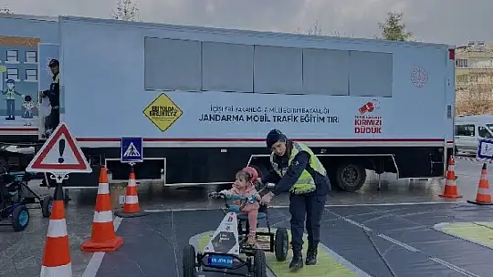 Jandarmadan mobil eğitim aracı ile öğrenci ve vatandaşlara trafik eğitimi