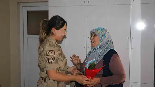 Jandarmadan şehit anneleri ve eşlerine 'Anneler Günü' sürprizi