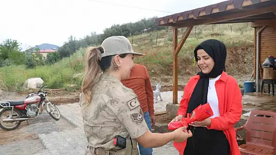 Jandarmadan şehit anneleri ve eşlerine 'Anneler Günü' sürprizi