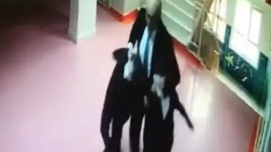 Kadıköy'de okul müdürünün öğrencilere şiddet uyguladığı anlar kamerada