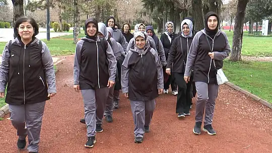 Kadınlar kendi diktikleri eşofmanları giyip koştular