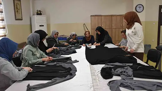 Kadınlar kendi diktikleri eşofmanları giyip koştular