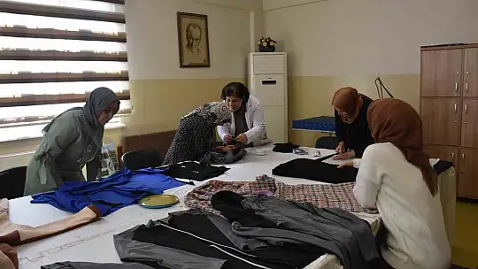 Kadınlar kendi diktikleri eşofmanları giyip koştular