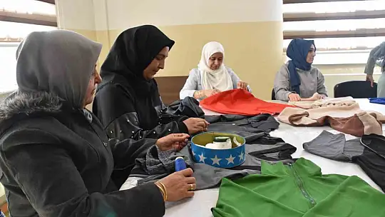 Kadınlar kendi diktikleri eşofmanları giyip koştular