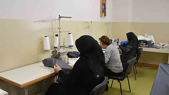 Kadınlar kendi diktikleri eşofmanları giyip koştular