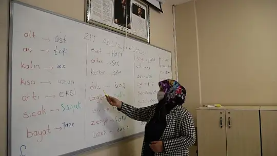 Kadınlar kurslarda hem eğleniyor hem de öğreniyor