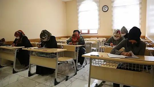 Kadınlar kurslarda hem eğleniyor hem de öğreniyor