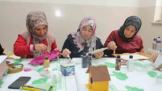 Kadınlara, depremin olumsuz etkilerini unutturan kurslar