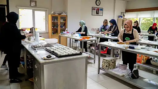 Kadınlardan pastacılık kursuna yoğun ilgi
