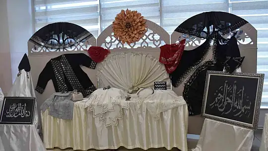 Kadınların el emeğiyle ürettikleri çeyizlik eşyalar sergilendi